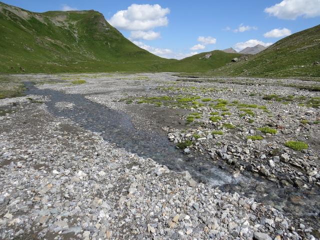 ...und erreichen eine Schwemmenene wo die Aua Naira noch natürlich mäandrieren kann