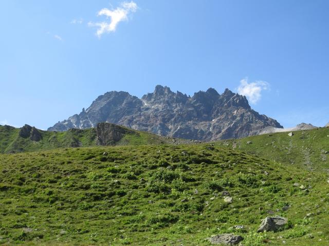 links von uns der Fluchthorn. Die ganze Bergspitze ist 2023 Richtung Jamtal abgestürzt