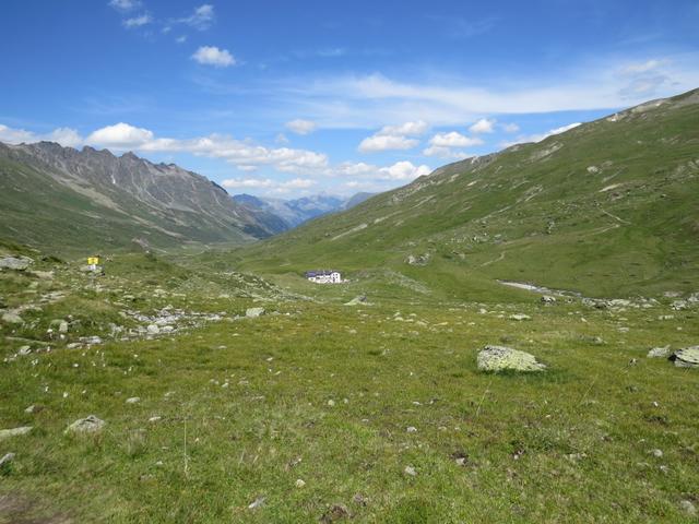 schön eingebettet im Val Fenga/Fimbatal taucht vor uns die Heidelbergerhütte auf