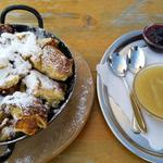 auf der Terrasse der Hütte geniessen wir die Aussicht und wie sollte es anders sein ein Kaiserschmarrn