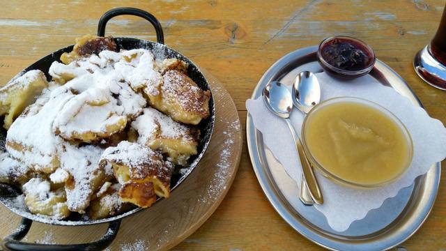 auf der Terrasse der Hütte geniessen wir die Aussicht und wie sollte es anders sein ein Kaiserschmarrn
