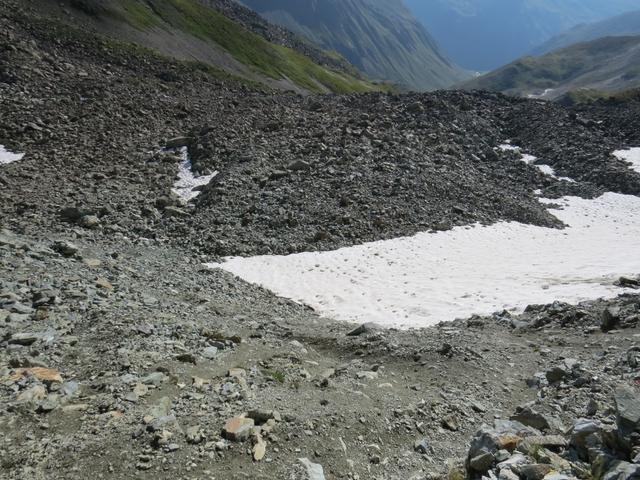 auf der anderen Seite steht uns nun ein kurzer aber steiler und rutschiger Abstieg bevor