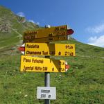 Wegweiser bei Urezzas. Um unser Tagesziel die Jamtalhütte zu erreichen, geht es über den Pass Futschöl