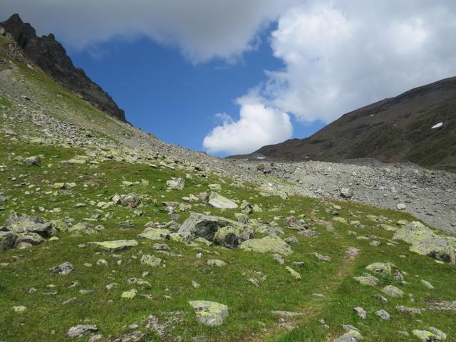 kurz nachdem der Bergweg einen Bogen durchgeführt hat,...