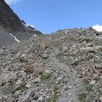 der Bergweg schlängelt sich durch diese Moränenlandschaft