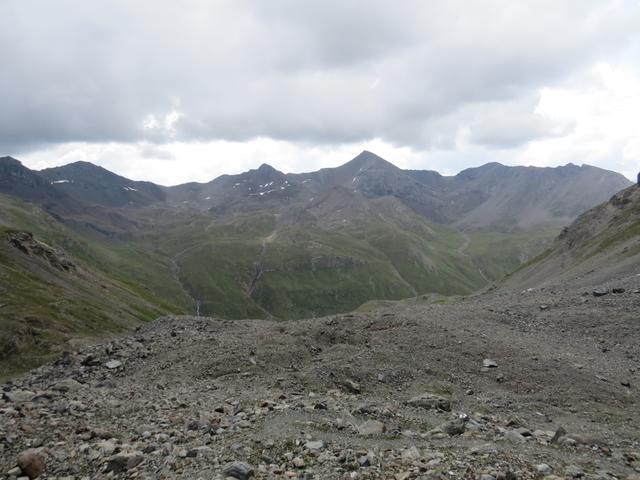 wir blicken zurück. Tief unter uns, dort wo es grün ist, liegt das Val Urschai