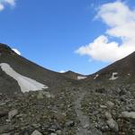 direkt vor uns taucht am Horizont der Futschölpass auf