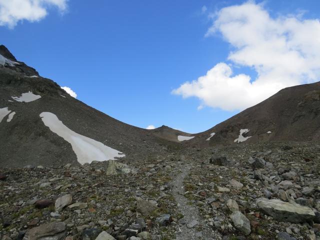 direkt vor uns taucht am Horizont der Futschölpass auf