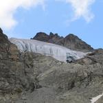 links von uns können wir den Hängegletscher Vadret Futschöl bestaunen