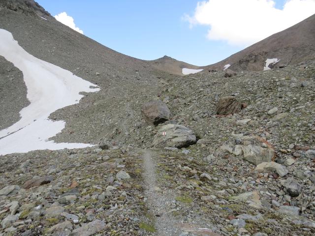 der Bergweg führt direkt...
