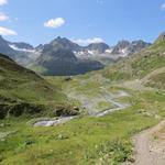 am Horizont erkennen wir die Haagspitze mit dem Totenfeldgletscher. Daneben Madlenerspitze und Getschnerspitze