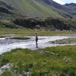 ...und kühlen unsere Füsse im kalten Wasser