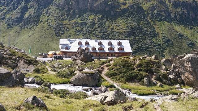 problemlos auf gutem Weg erreichen wir schlussendlich die Jamtalhütte 2165 m.ü.M. vom DAV
