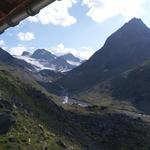 schauen wir aus dem Fenster von unserem Zimmer, können wir den Jamtalgletscher bestaunen