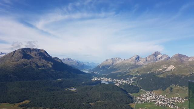 wir blicken auf die Seen bei St. Moritz und Silvaplana und in die Albula-Alpen