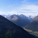 im Tal erkennen wir Pontresina und das Val Roseg. Dahinter die Eisriesen der Berninagruppe