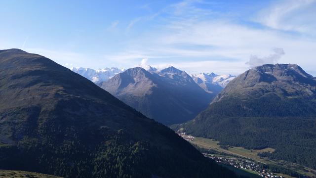 im Tal erkennen wir Pontresina und das Val Roseg. Dahinter die Eisriesen der Berninagruppe