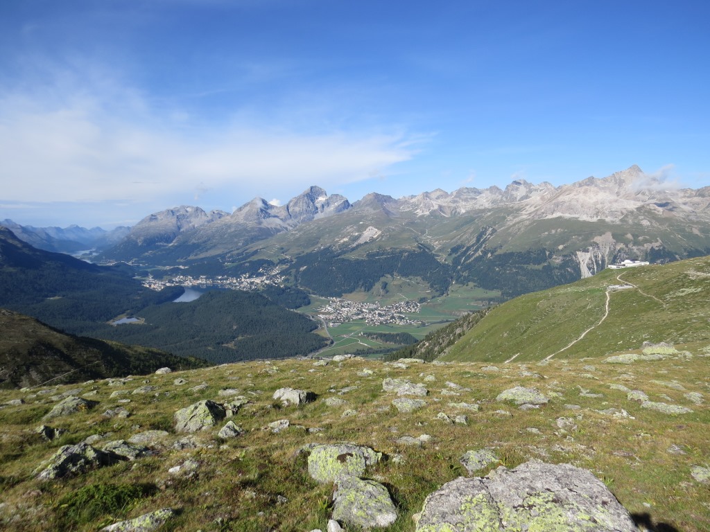 immer wieder bleiben wir stehen und blicken zurück zur Engadiner Seenplatte und zu den Albula-Alpen