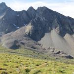 rechts von uns erkennen wir einen von der Natur sehr gut modellierten Blockgletscher