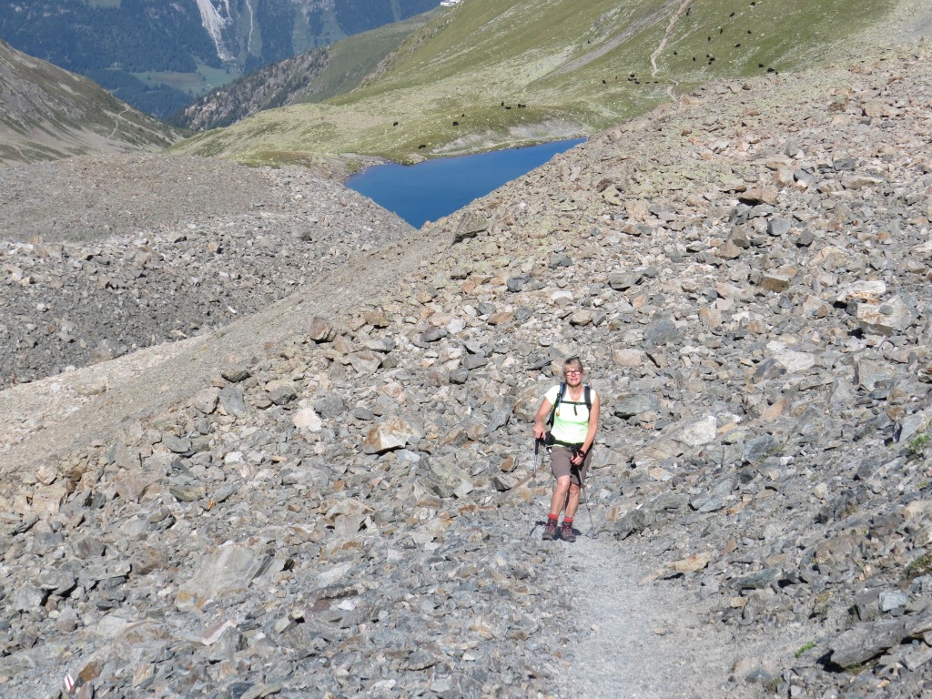 der Bergpfad führt nun durch Schutt,...