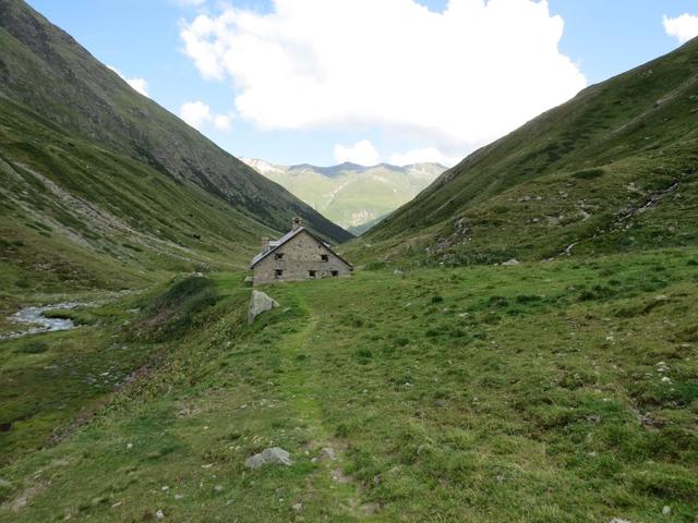 wir folgen dem Bach und wandern talauswärts, zur Alp Prüna 2267 m.ü.M.