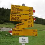 Wegweiser bei der Alp Serlas