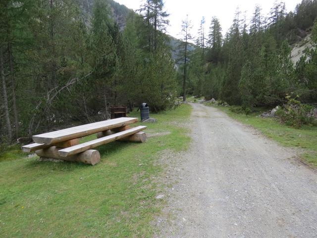 zwischendurch laden Bänke und Tische zu einer Rast ein