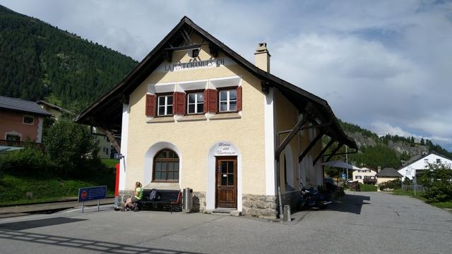 ...den Bahnhof von La Punt. Hier steigen wir in den Zug der uns zurück nach Punt Muragl fährt