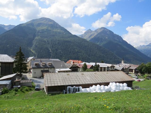 ...verlassen wir das Schellen-Ursi-Dorf Guarda...