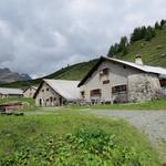 ...und stossen danach auf die Gebäude der Alp Sura 2122 m.ü.M.