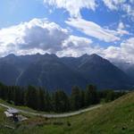 schönes Breitbildfoto aufgenommen auf der Alp Sura mit Blick in die Unterengadiner Berge