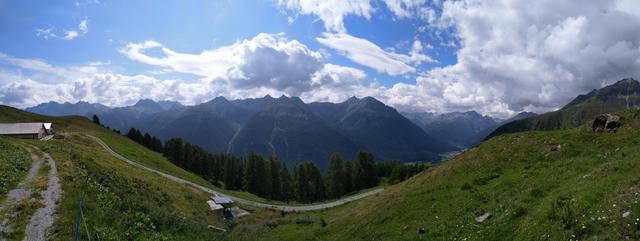 schönes Breitbildfoto aufgenommen auf der Alp Sura mit Blick in die Unterengadiner Berge