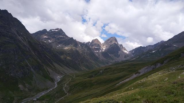 vor uns am Talende immer gut ersichtlich, der grosse und kleine Piz Buin