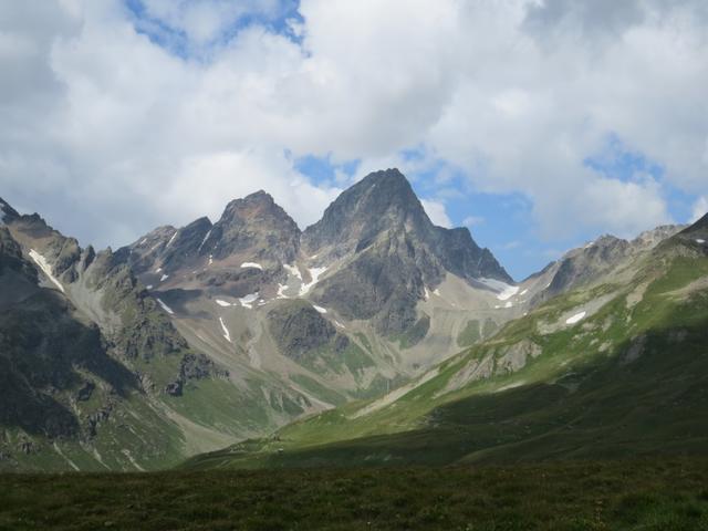 vor uns immer gut ersichtlich, der grosse und kleine Piz Buin