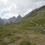 entlang dem Seeufer verlassen wir den Bergsee...