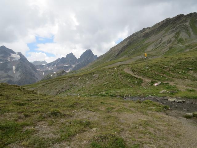 entlang dem Seeufer verlassen wir den Bergsee...