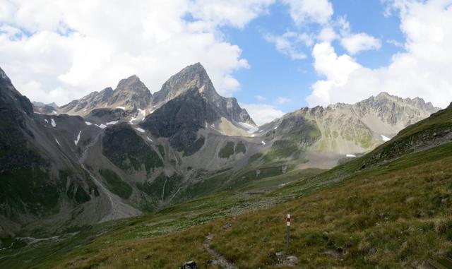 ...und durchqueren die Alpweiden von Murters. Direkt vor uns, der grosse und kleine Piz Buin mit Fuorcla Vermunt