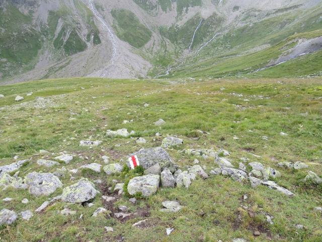 steil geht es nun hinunter in den Talboden und Talende des Val Tuoi