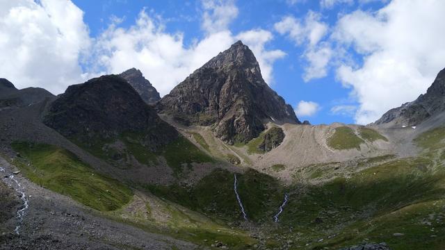 von der Hütte aus, geniesst man eine sehr schöne Aussicht auf den Piz Buin