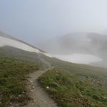 der Bergweg ist trotz dem Nebel gut ersichtlich Punkt 2681 m.ü.M.