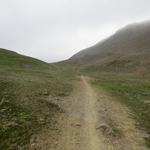vor uns taucht im Nebel die Fuorcla Val Gronda 2752 m.ü.M. auf