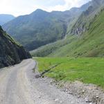 auf dem Fahrweg bleibend 2452 m.ü.M., der nun steiler wird...