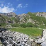 Bei der Weggabelung Punkt 2087 m.ü.M. erreichen wir den Talgrund der Val Musauna