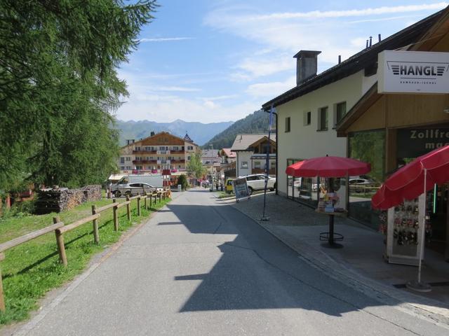 bei der Schmuggleralm geniessen wir ein Glas Weisswein und lassen diese 4 Wandertage Revue passieren