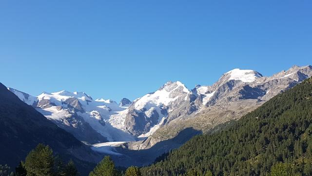 mit Blick auf das vergletscherte Berninamassiv sind wir mit dem Auto über den Berninapass...