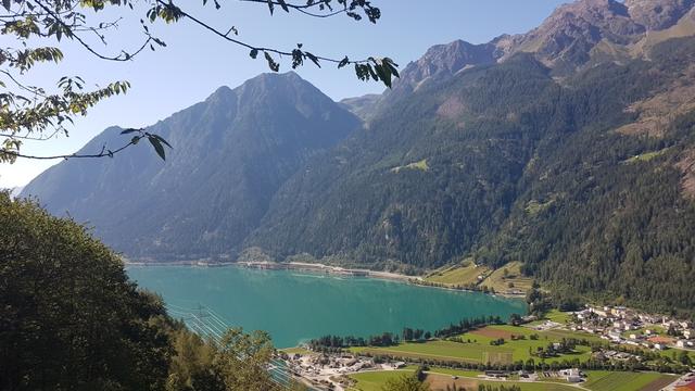 erstmals sieht man nun auch den Lago di Poschiavo in der Ebene liegen