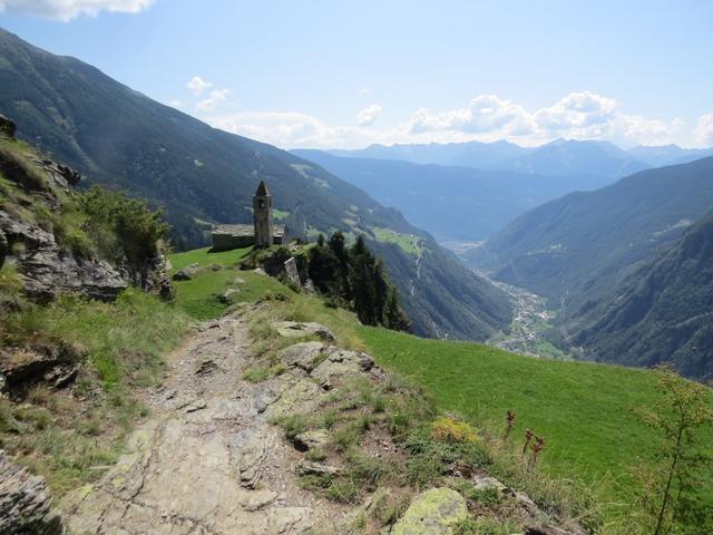 ...thront in fantastischer Lage wie auf einer Kanzel hoch über dem Lago di Poschiavo