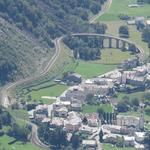 tief unter uns in Brusio gut erkennbar, das eingleisige, schleifenförmige Eisenbahn-Viaduk der Rhätischen Bahn