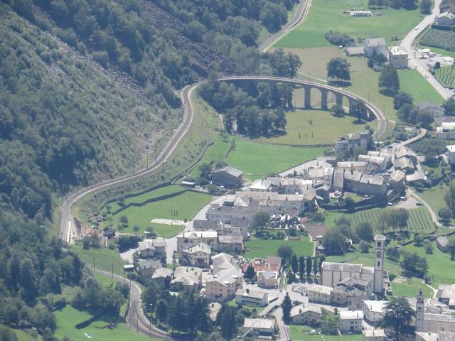 tief unter uns in Brusio gut erkennbar, das eingleisige, schleifenförmige Eisenbahn-Viaduk der Rhätischen Bahn