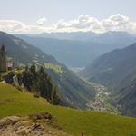 mutig steht die Kirche am Rand der mächtigen Felswand, die Hunderte Meter senkrecht abfällt zum Lago di Poschiavo